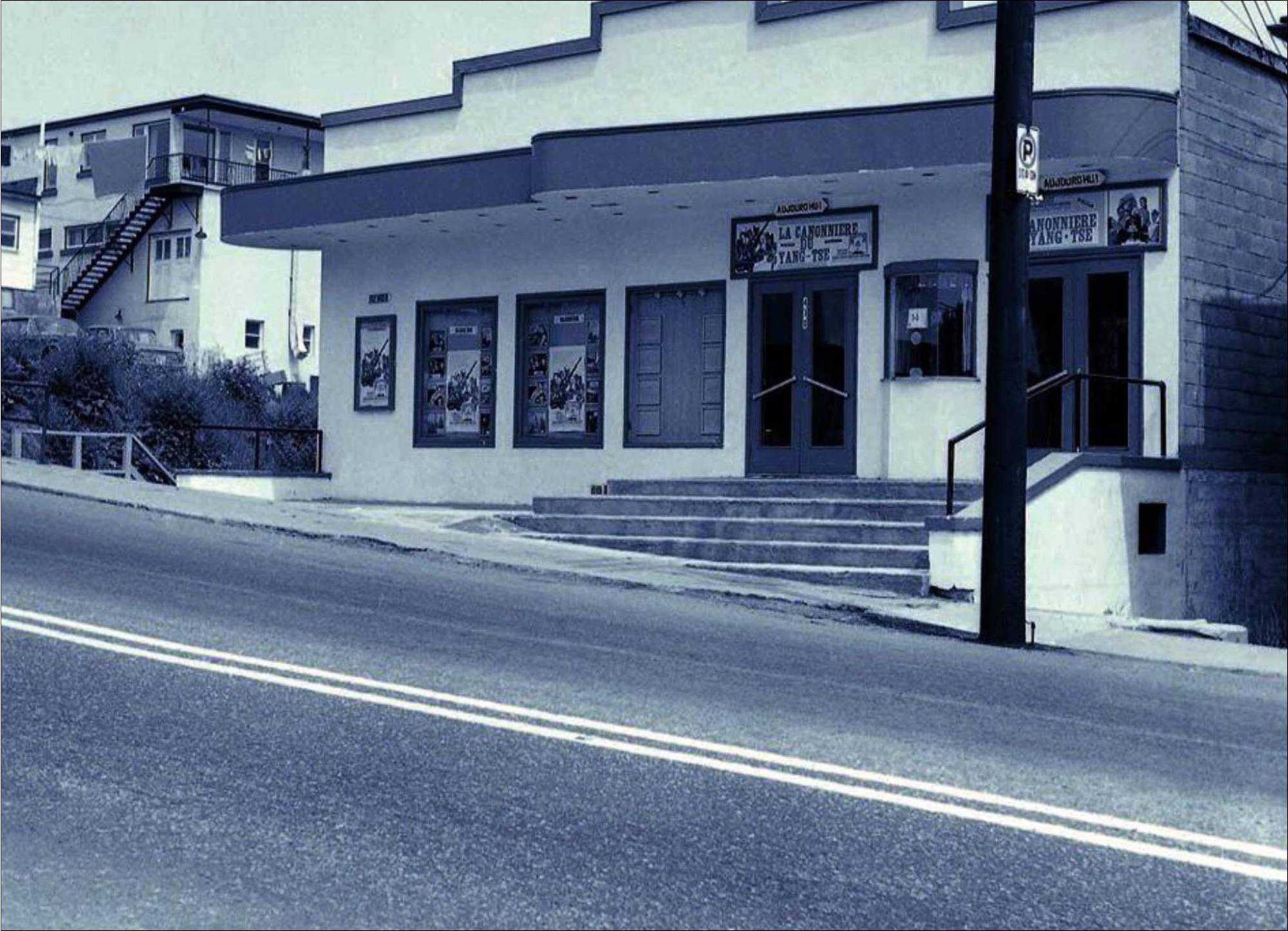 Façade du Vieux théâtre de La Baie, avec à l’affiche La Canonnière du Yang-Tsé